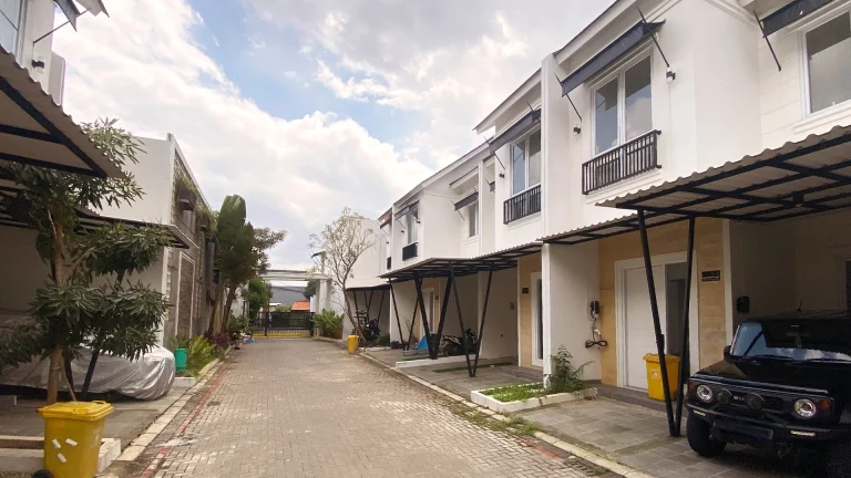 Villa Magnifa Exterior Road